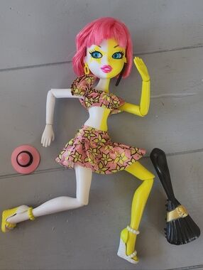 MGA Bratz Bratzillaz Glam Gets Wicked Switch-A-Witch Yellow Pink Flower Doll